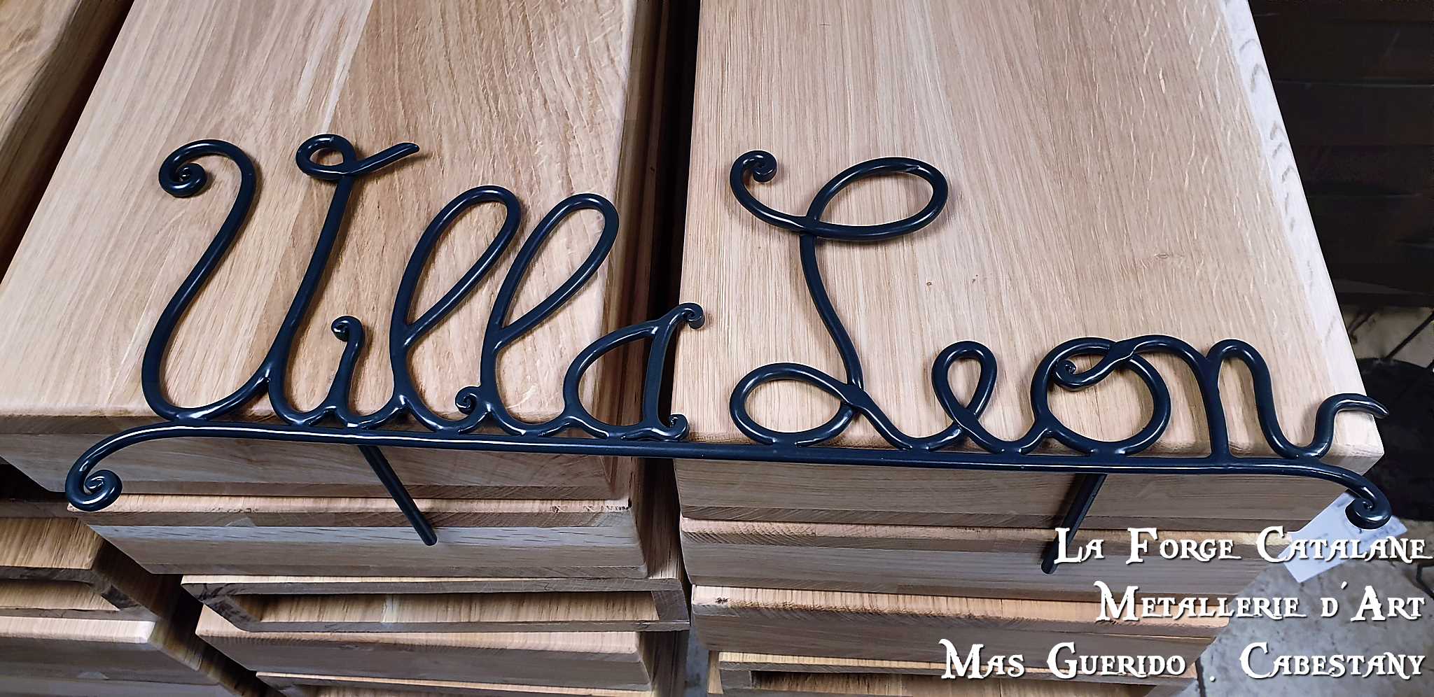 ecriture de maison en decoupe laser forge catalane.jpg